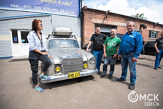 Латиноамериканка приехала в Омск на раритетном Mercedes