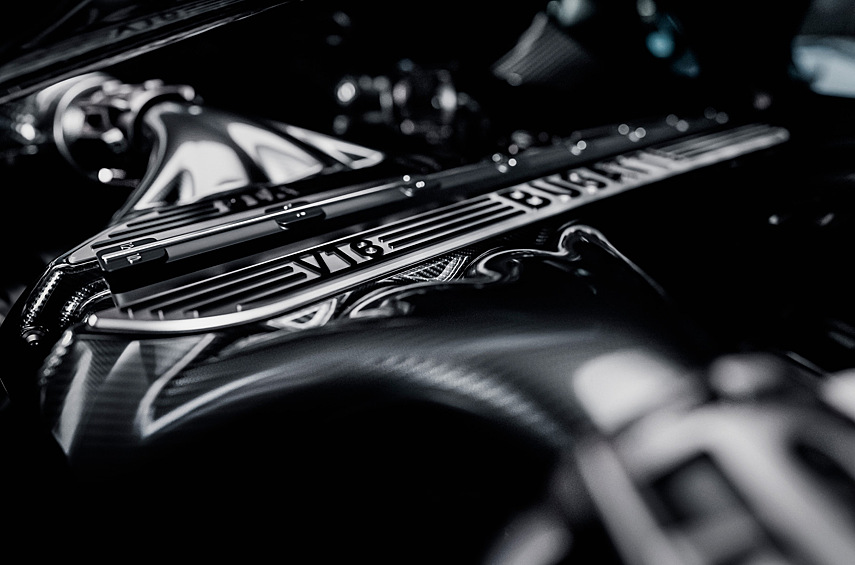 Кроме того, в состав гибридной силовой установки входят три электромотора. Один размещён в восьмиступенчатом преселективном «роботе», ещё два установлены на передней оси — по одному на колесе: общая мощность — 1800 сил.