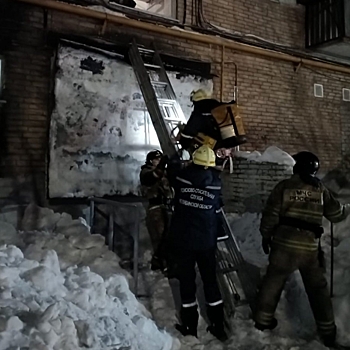 В Челябинске рухнувший козырек подъезда забаррикадировал выход из дома
