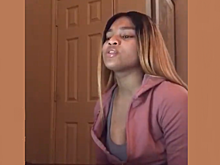 Ворвавшаяся в кадр американка прославила дочь