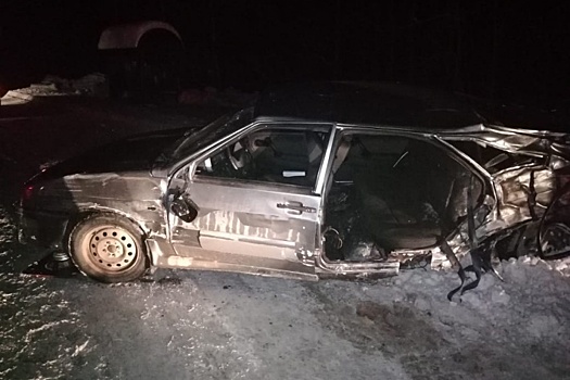 В Екатеринбурге ВАЗ врезался в КамАЗ, погиб юноша