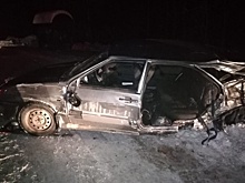 В Екатеринбурге ВАЗ врезался в КамАЗ, погиб юноша