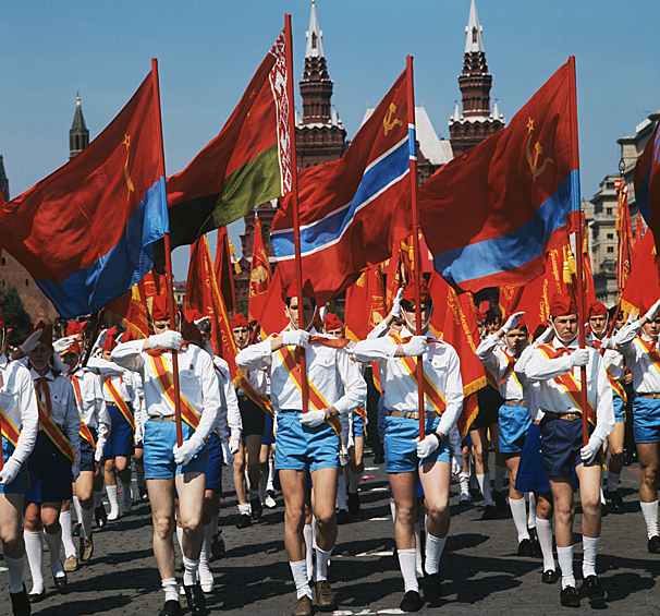 Участники марш-парада на Красной площади, посвященного 50-летию Всесоюзной пионерской организации имени В. И. Ленина, 1972 год