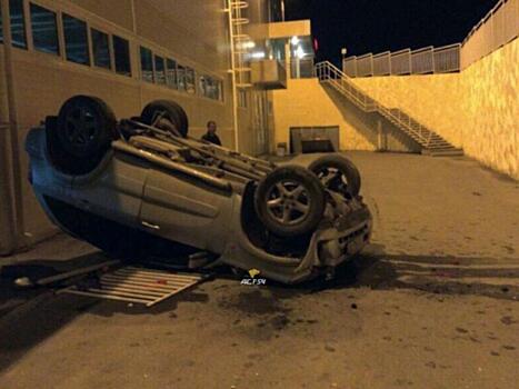 В Новосибирске автомобиль рухнул с верхней парковки торгового центра