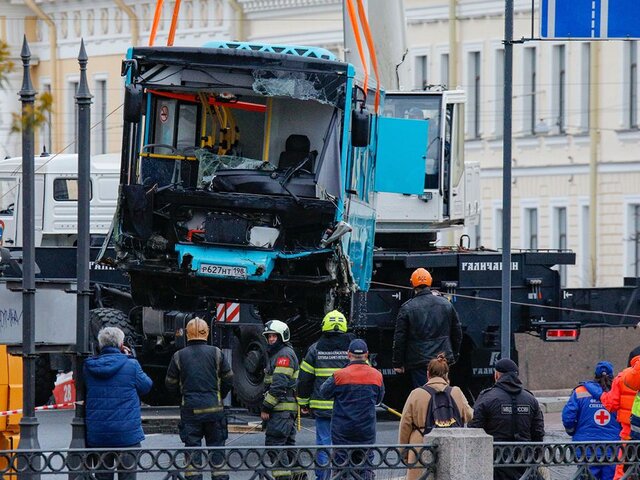 Начальник автоколонны частично признал вину по делу о падении автобуса в реку в Петербурге
