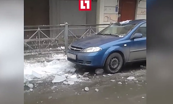 Глыба льда перебила машины в Петербурге