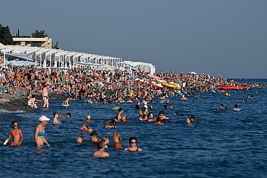 Отдыхающие переполнили пляжи Сочи из-за теплой погоды