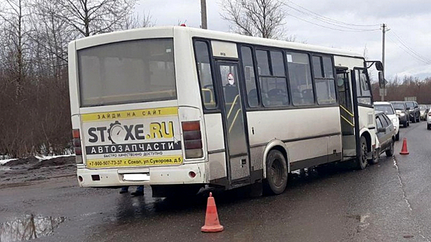 Водитель и пассажир пострадали в ДТП с автобусом на вологодской трассе
