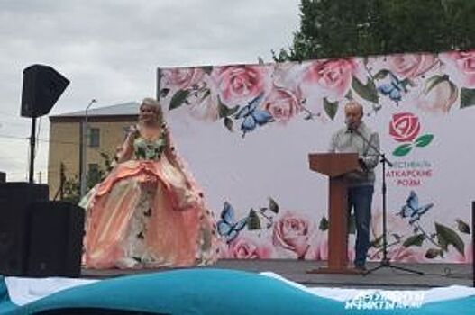 Валерий Радаев подарил жителям Аткарска саженцы роз
