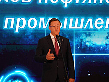 Дмитрий Азаров поздравил с профессиональным праздником работников нефтяной, газовой и топливной промышленности