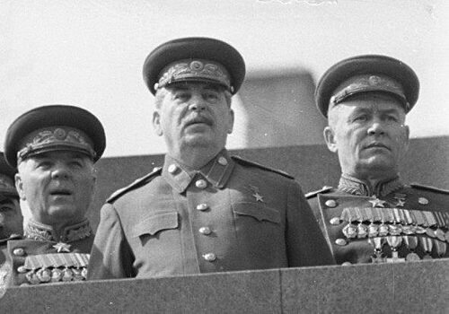 «Долой cтapую peвoлюциoнную шинeль!»: почему в 1946 году Сталин избавил СССР от комиссаров