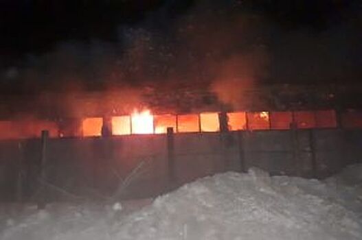 Пять часов тушили ночной пожар на складе картонных изделий в Уфе