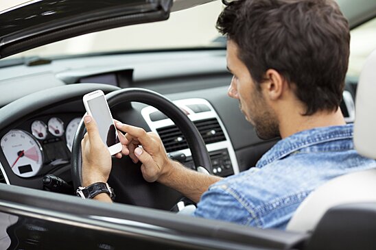 Как разговоры по телефону и общение в мессенджерах влияют на вождение?