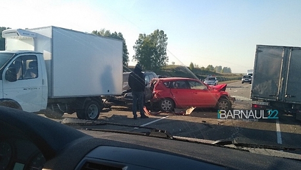 Шесть автомобилей столкнулись в ДТП на трассе в Алтайском крае
