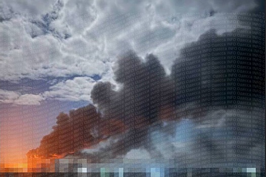 Очевидцы сняли огромный столб дыма после взрывов в Одессе