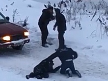 Пьяные жители Казани избили водителя и пассажира авто