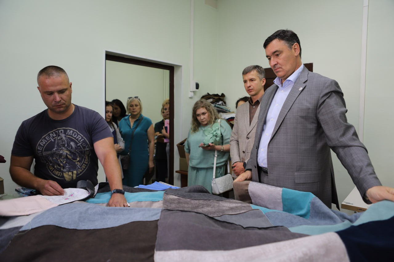 Мэр Иркутска Руслан Болотов посетил штаб Комитета семей воинов Отечества и пообещал проработать вопрос помощи организации