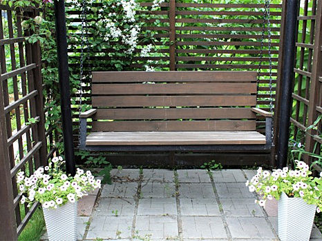 Старый забор из штакетника превратился в шикарные дачные штуки. 4 способа его применения