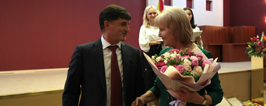 В администрации Владикавказа педагогов поздравили с Днем учителя