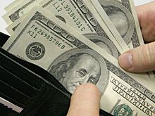 Россияне вывели за рубеж максимальный с 2018 года объем валюты