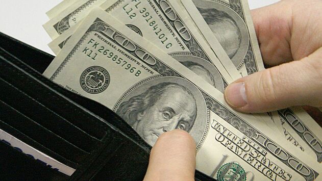 Аналитик предупредил о грядущей нехватке долларов в мире