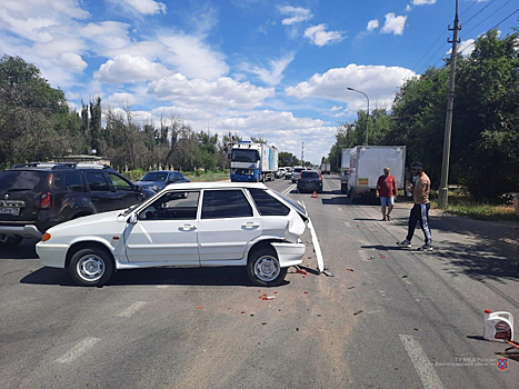 Под Волгоградом два водителя пострадали в массовом ДТП