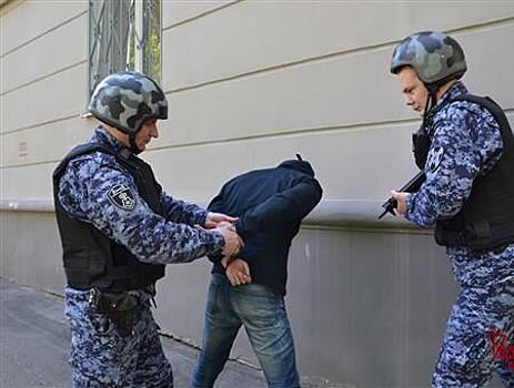 В Кировском районе задержали мужчину в розыске, который пытался украсть одежду в ТЦ