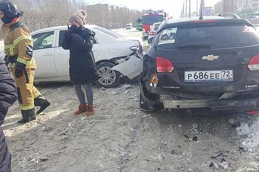 Тюменца сбили, когда он вышел помогать другому водителю