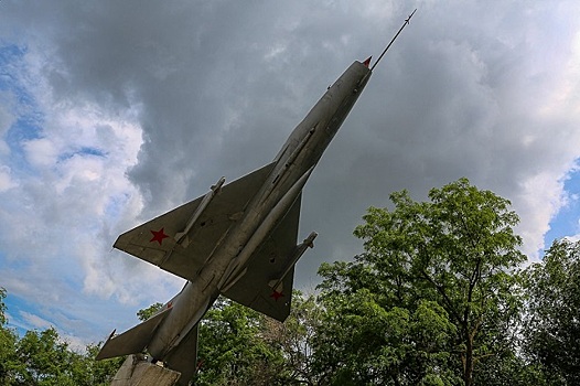 В Волгограде на ул. Качинцев стартовала реставрация самолета МиГ-21