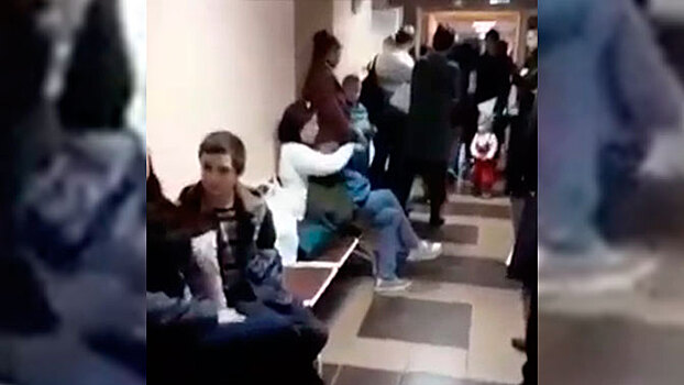 На Камчатке сняли на видео бесконечную очередь к педиатру