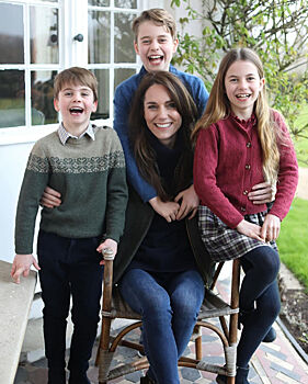 Выглядит странной: скандал вокруг нового снимка Кейт Миддлтон с детьми