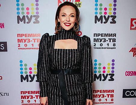 Вечеринка Муз-ТВ: Бузова снова разделась, а Джанабаева превратилась в пажа