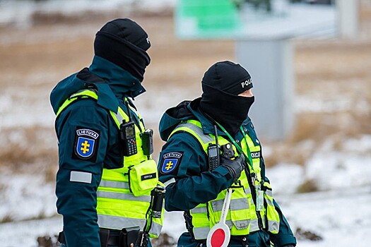 Полицейские Литвы провели акцию протеста после отказа в приоритетной вакцинации
