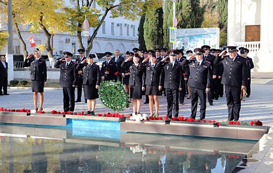 В Севастополе полицейские почтили память сотрудников, погибших при исполнении служебного долга