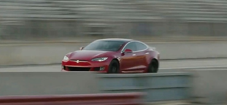 Разгон самого быстрого автомобиля Tesla от 0 до 100 км/ч за 2 секунды попал на видео