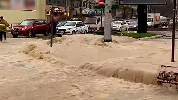 На Кубани из-за сильного наводнения подтоплены десятки машин