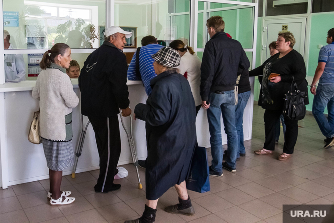 женщина в очереди к врачу