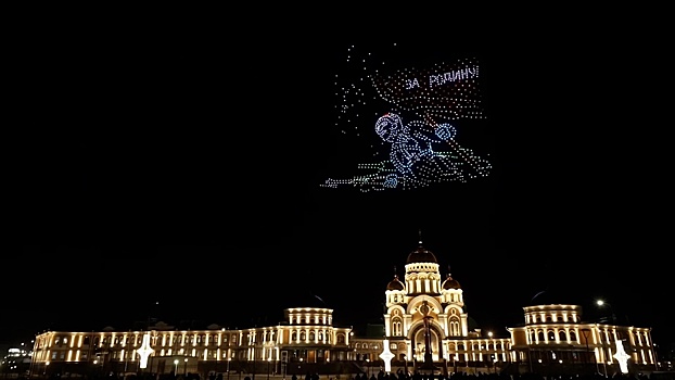 В Салехарде 2 500 дронов устроили шоу в честь 80-летия Победы