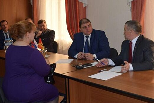 ФОК, школы, дороги: Потомский провел личный прием в Кромах