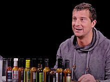 Объевшийся острым перцем Беар Гриллс рассказал, гениталии какого животного самые невкусные