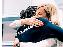 «Легко быть как все». Сьюзи Вольф высказалась по поводу гневных комментариев в адрес Льюиса Хэмилтона