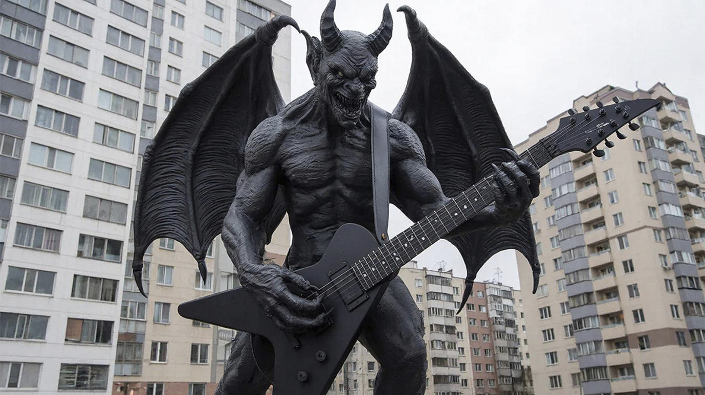 Житель Петербурга потребовал демонтировать скульптуру «Хищника» в Клочковом переулке