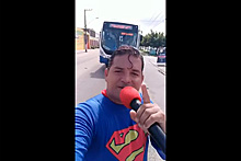 Переодетого в костюм супермена комика сбил автобус