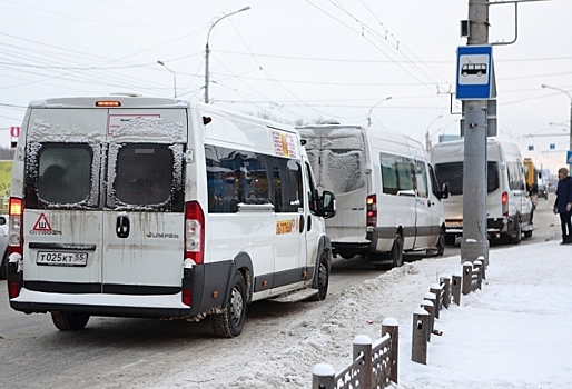 В Омске планируют запретить левые повороты еще на восьми дорожных участках 