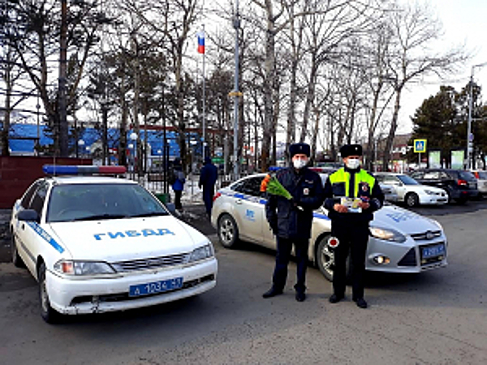 Сотрудники Госавтоинспекции провели акцию «Цветы для автоледи» в Подмосковье