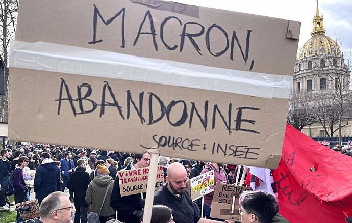 В Париже прошел марш против помощи Киеву и за выход из НАТО