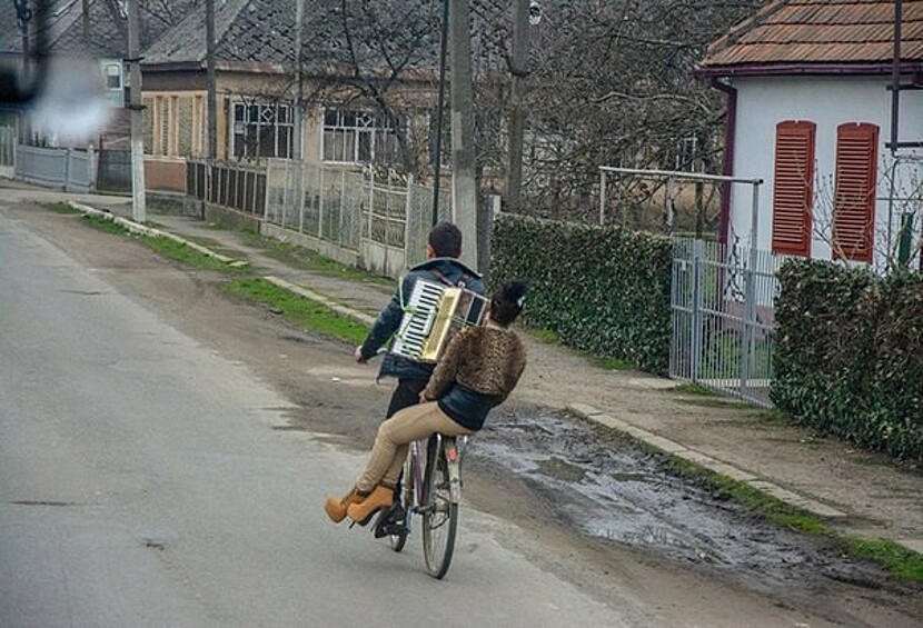 "Можно вывезти девушку из деревни, но деревню из девушки вывести нельзя"