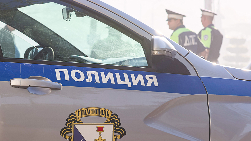 Сотрудники полиции на улице Героев у Севморзавода, где произошел пожар