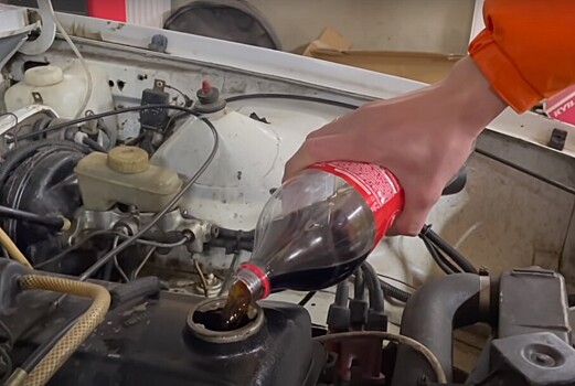 Видео: что будет, если вместо моторного масла в двигатель залить колу