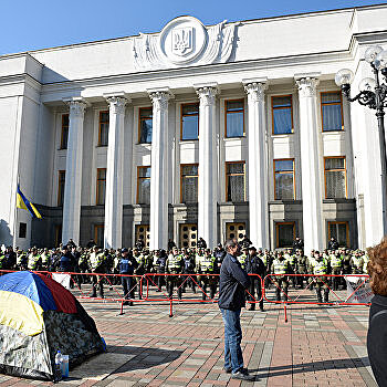 Майдан пустел: Организаторы митингов уговаривают оставшихся не расходиться